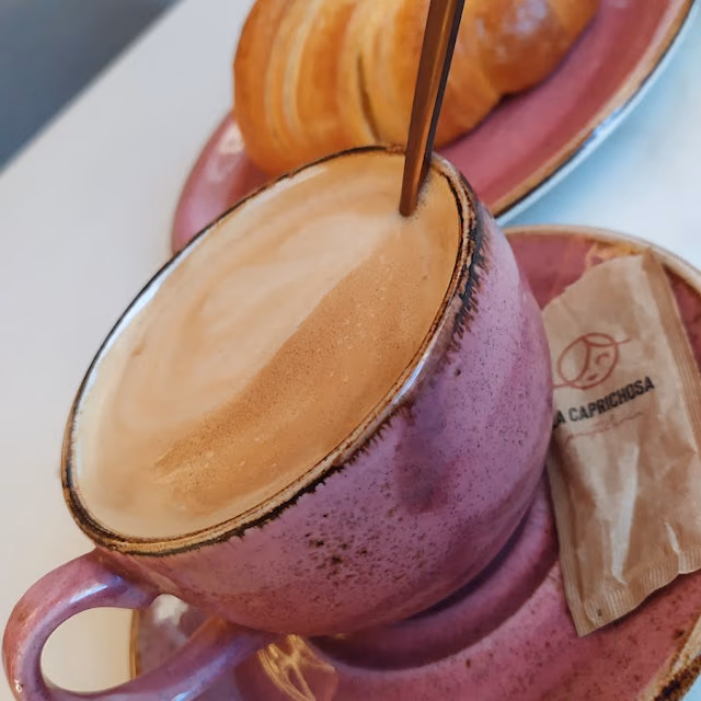 Café con leche servido en taza de cerámica de La Caprichosa