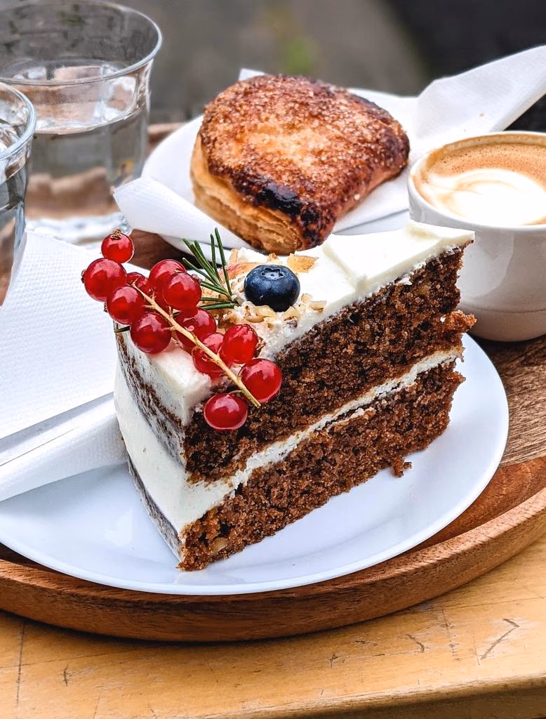 Porción de tarta de zanahoria con cobertura de queso