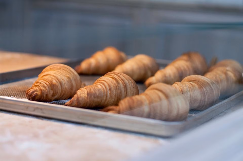 Bandeja de croissants de mantequilla recién horneados