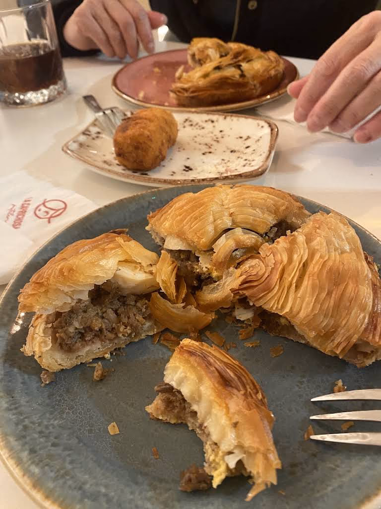 Pastel de carne murciano abierto, con el hojaldre en espiral a la vista