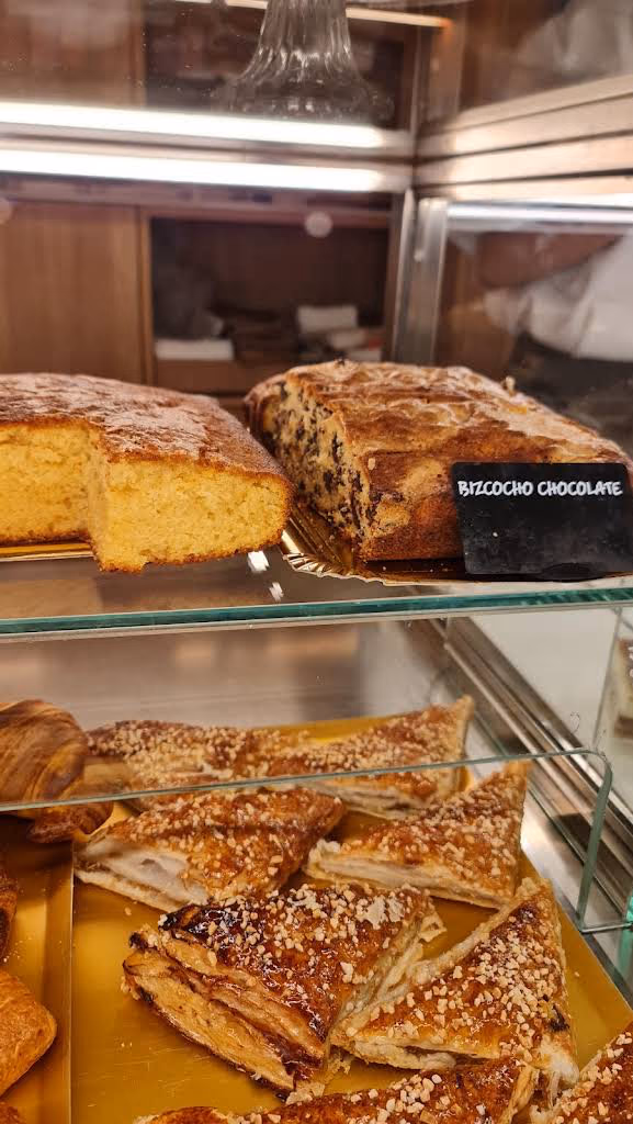 Vitrina de La Caprichosa con bizcocho de limón, bizcocho de chocolate y bandeja de hojaldres